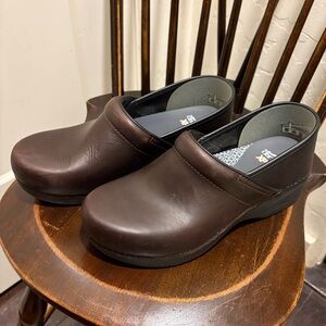 Dansko XP 2.0 Clogs Womens 40 Brown leather Slip Resistant Professional Shoes